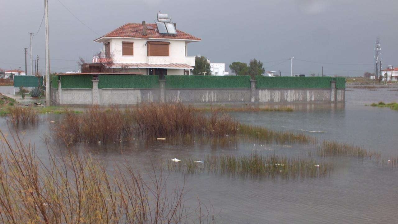 Burhaniye'de Yazlıklar Göl, Tarım Arazileri Deniz Oldu: İtfaiye Gelen İhbarlara Yetişemiyor!