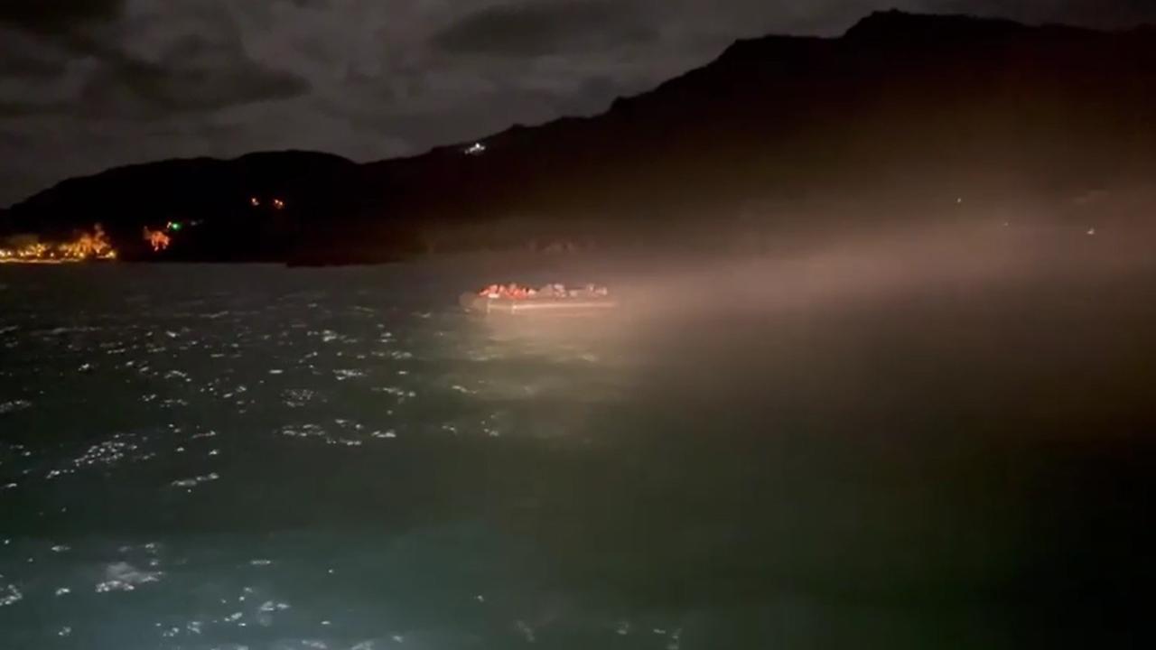 Çanakkale’de Lastik Bot Durduruldu! 10'u Çocuk 22 Kişi Yakalandı