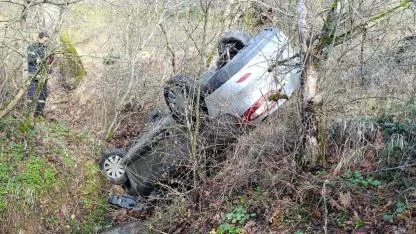 Çan’da Korku Dolu Anlar! Otomobil Dereye Uçtu: Karı Koca Yaralandı