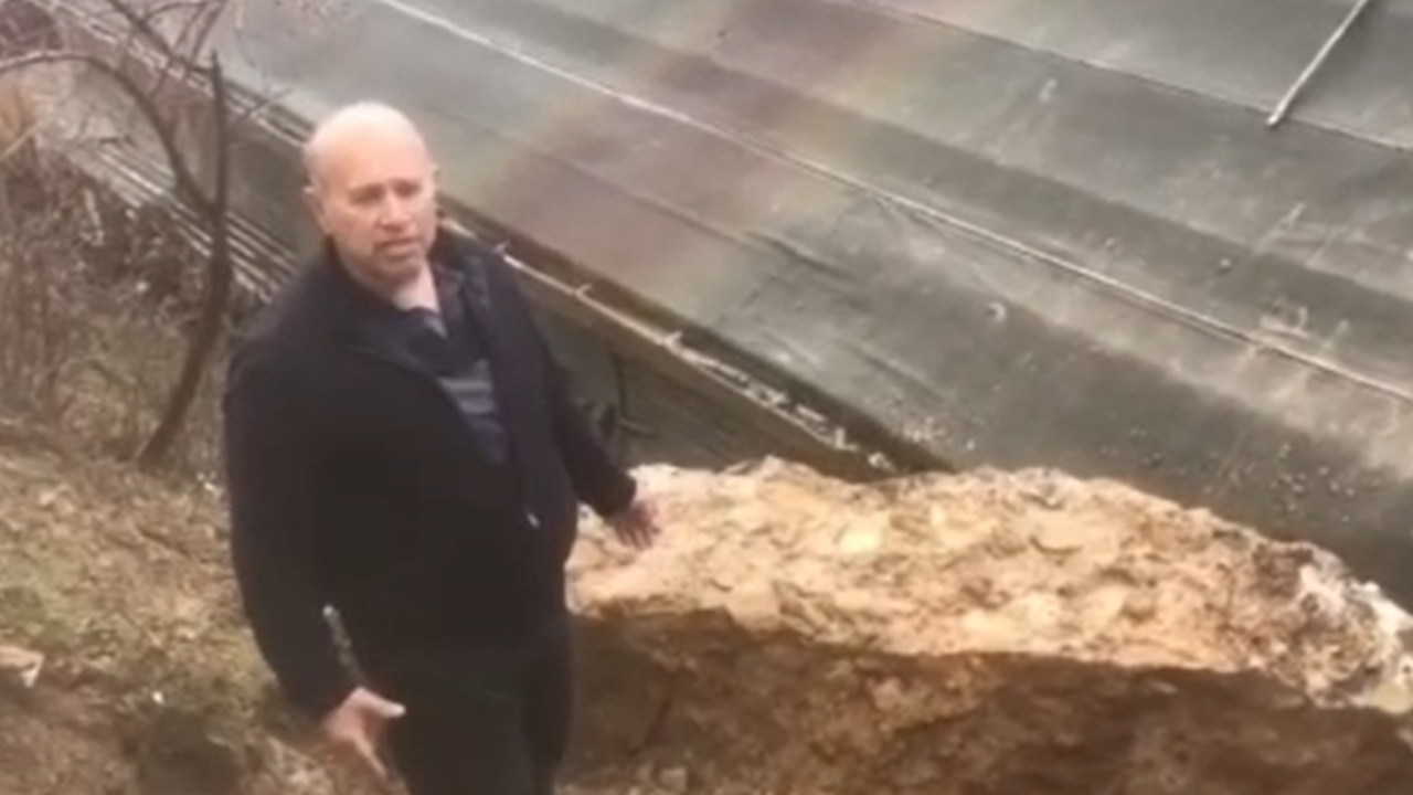 Dağdan kopan dev kaya evin çatısına düştü