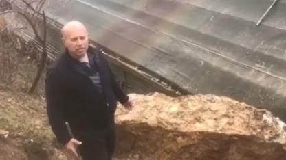 Dağdan kopan dev kaya evin çatısına düştü