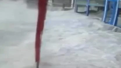 Dev Dalgalar Restoranı Bastı! Müşteriler Yemek Yerken Ne Olduğunu Şaşırdı! O Anlar Kamerada!