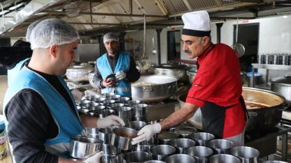 Diyarbakır'da hükümlüler 3 bin kişilik iftar için kolları sıvadılar