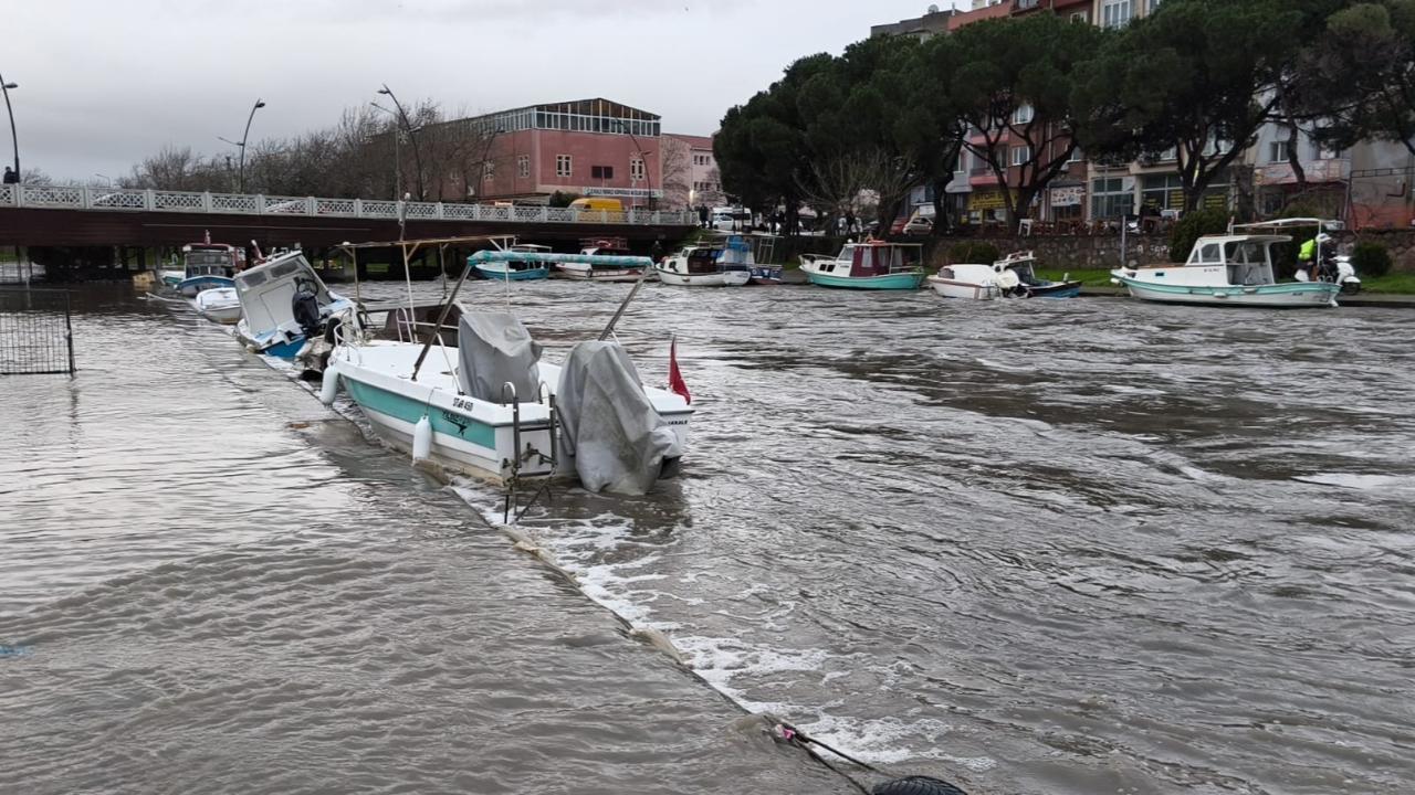 Dr. Öğr. Üyesi İbrahim Uysal'dan Sarıçay'da yaşanan taşkın sonrası açıklama: "Önce kirlettik, sonra betonla sınırladık"