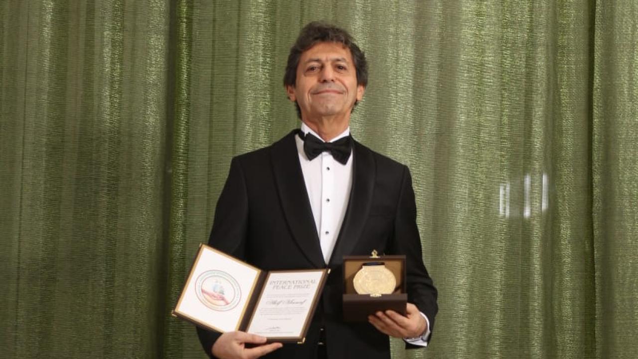 Dünyaca Ünlü Yazar Akif Manaf 2025 Yılı International Peace Prize Ödülü’nü Aldı