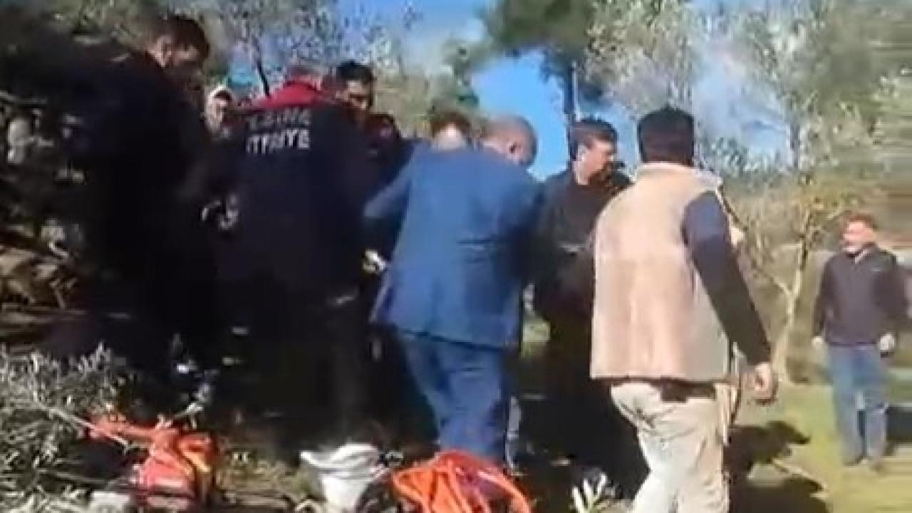 Ezine’de Can Pazarı! Belediye Başkanı Güray Yüksel ve Vatandaşlar Traktörü Birlikte Kaldırdı