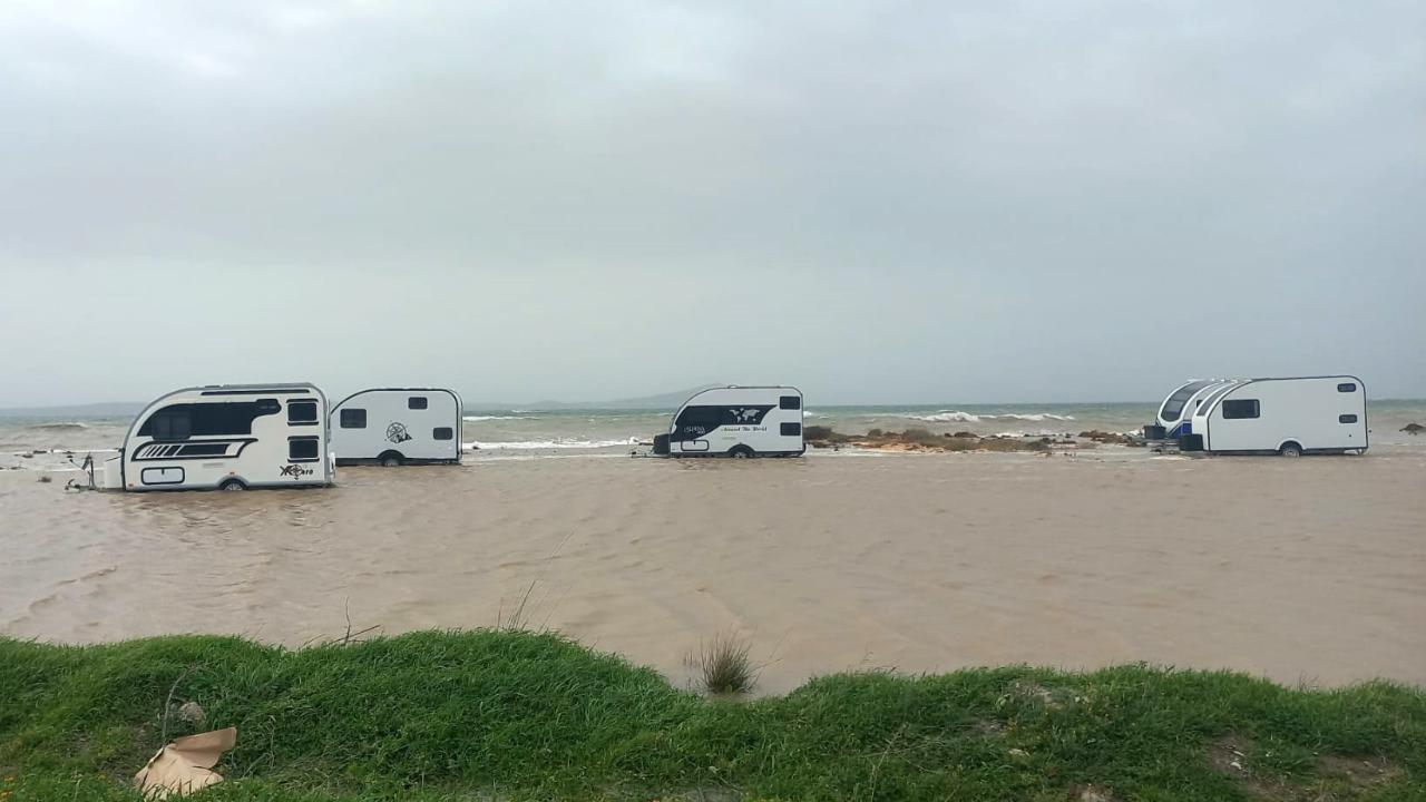 Ezine’de Fırtına Odunluk İskelesi’ni Yuttu: Karavanlar Denizin Ortasında Kaldı!