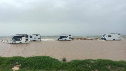 Ezine’de Fırtına Odunluk İskelesi’ni Yuttu: Karavanlar Denizin Ortasında Kaldı!