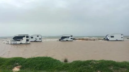 Ezine’de Fırtına Odunluk İskelesi’ni Yuttu: Karavanlar Denizin Ortasında Kaldı!