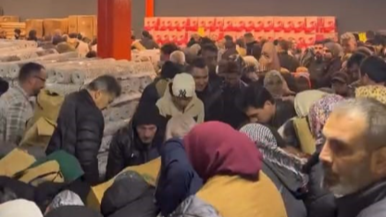 İnegöl’de "100 TL" İzdihamı: Mağaza Açılışında Vatandaşlar Birbiriyle Yarıştı