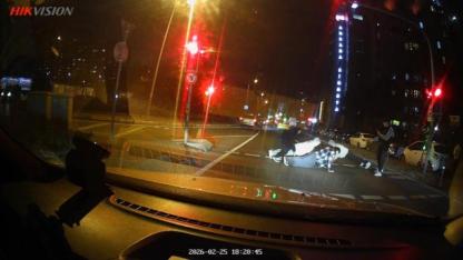 Kırmızı ışıkta yola atlayıp şınav çektiler