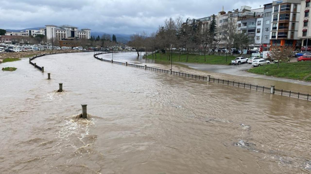 Kocabaş Çayı yoğun yağış nedeniyle taştı