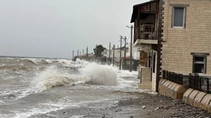 Küçükkuyu’da Korku Dolu Dakikalar: Dalgalar Sahili Yuttu, Evleri Su Bastı!