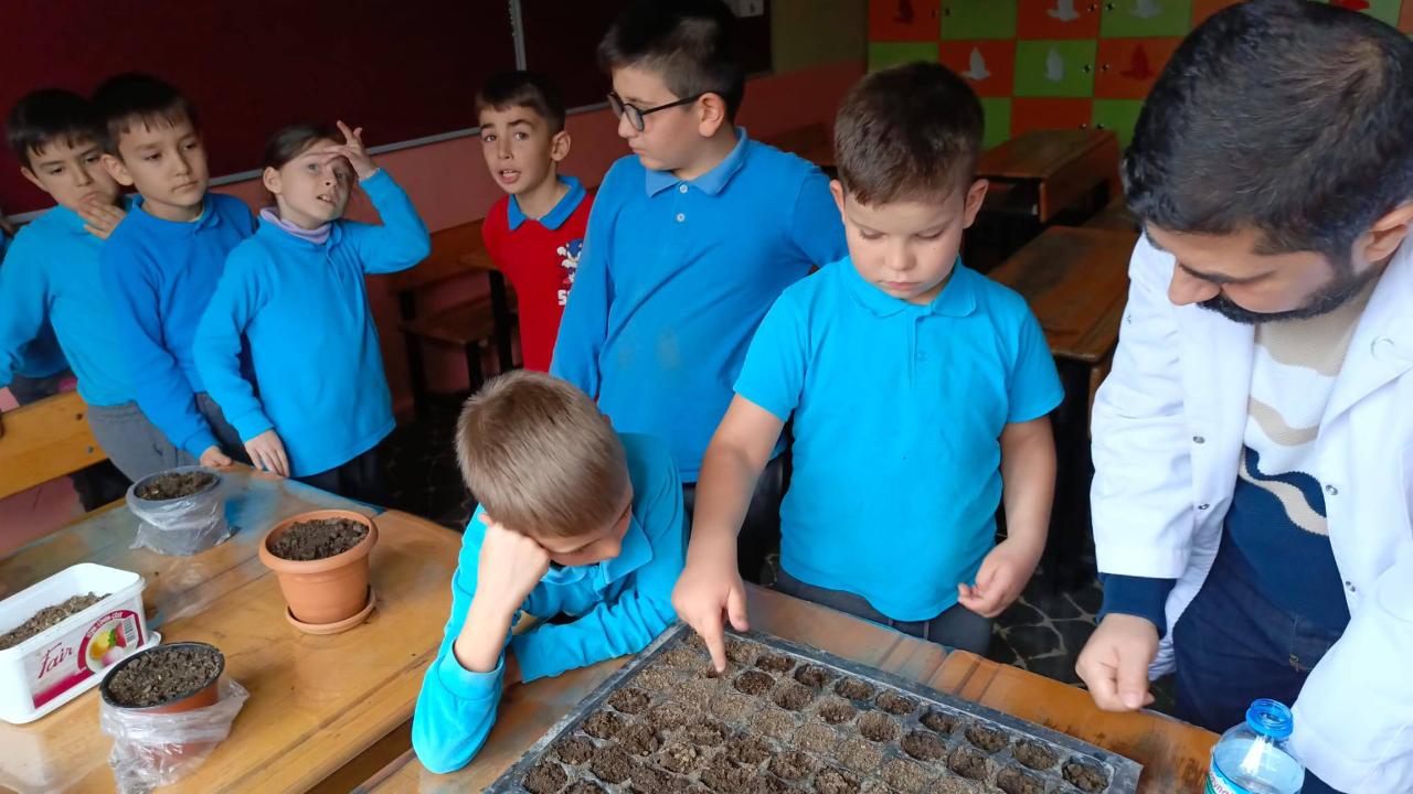 Minik eller toprakla buluştu