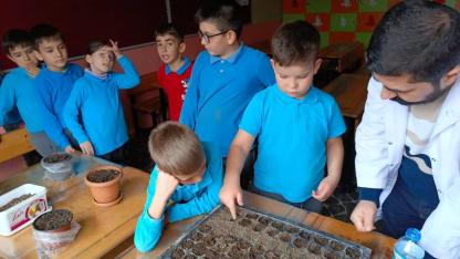 Minik eller toprakla buluştu