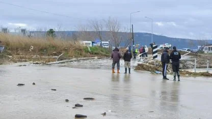 Çanakkale’de Sağanak Kabusu: Kepez Çayı Taştı, Sahil Yolu Ulaşıma Kapandı