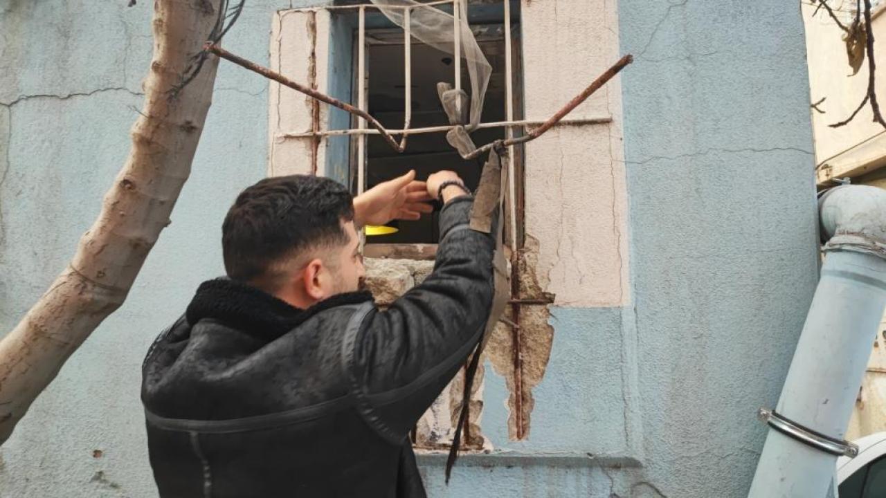 "Kedi Bile Zor Girer" Denilen Delikten Sızdı, iPhone'ları Alıp Kaçtı