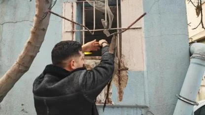 "Kedi Bile Zor Girer" Denilen Delikten Sızdı, iPhone'ları Alıp Kaçtı