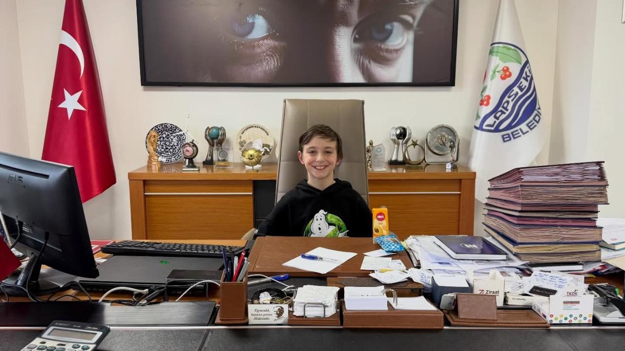 Başkan Atilla Öztürk koltuğunu minik Egemen’e devretti