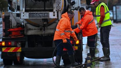 Belediye ekipleri yağışa karşı sahada!