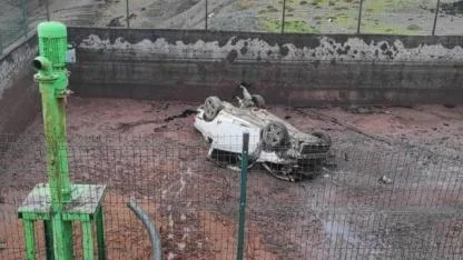 Gökçeada'da kontrolden çıkan otomobil fabrika bahçesine uçtu