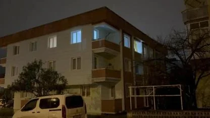 Yeğenini Yaralayıp Ablasını Bıçaklayan Dayı İkinci Kattan Aşağı Atladı