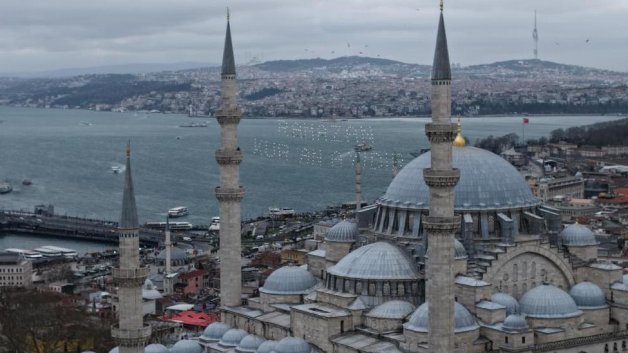 İstanbul’un Semalarında Ramazan Müjdesi: Asırlık Mahya Geleneği Yeniden Hayat Buldu
