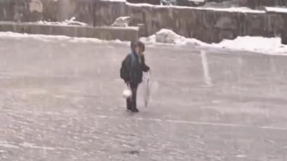 Kar Yağışına Aldırış Etmedi: Minik Öğrenci İstiklâl Marşı’nı okuduğu anlar