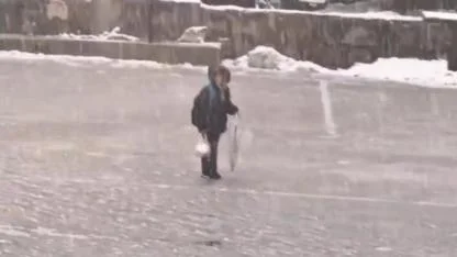Kar Yağışına Aldırış Etmedi: Minik Öğrenci İstiklâl Marşı’nı okuduğu anlar