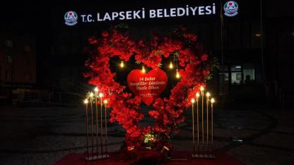 Lapseki’de Aşkın Adresi Belediye Önü Oldu: Dev Kalp Vatandaşları Bekliyor