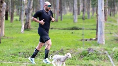 Triatlon yarışında parkura giren kuzu, renkli görüntülere neden oldu