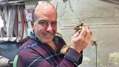 Bıçak ustası ile yavru sincabın ezber bozan dostluğu