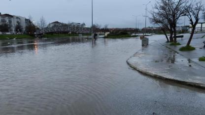 Sarıçay taştı, iş yerlerini su bastı!