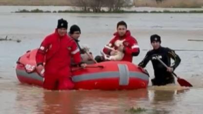 Menderes Çayı Taştı, Mahsur Kalan Vatandaş Botla Kurtarıldı