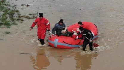 Ezine’de Sular Yükseldi: Yeni Doğan Kuzular ve Sahibi Sular Altındaki Kışladan Böyle Kurtarıldı!