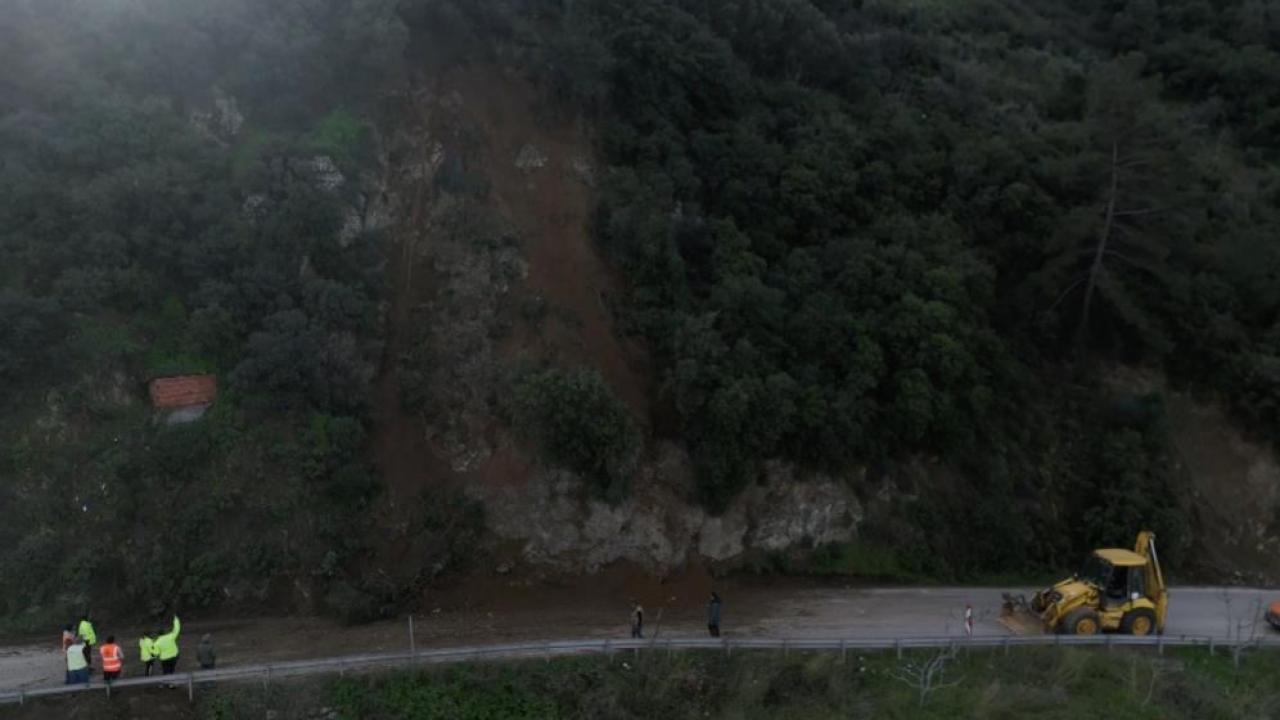 Mudanya’da Heyelan Dehşeti: İki Otomobil Saniyelerle Ölümden Döndü!