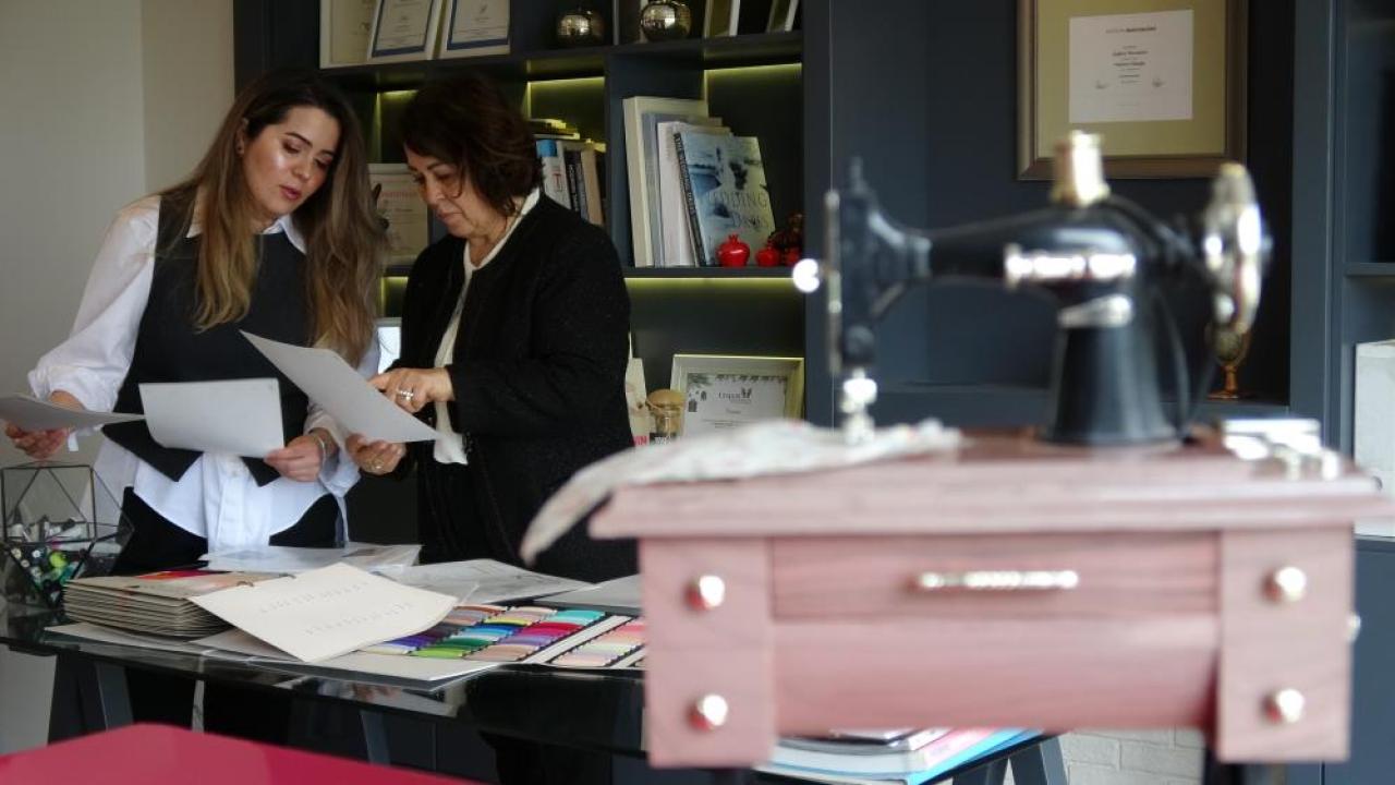 Memurluğu bıraktı, şimdi dünya markalarına gelinlik dikiyor