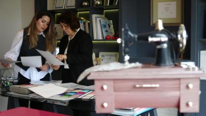 Memurluğu bıraktı, şimdi dünya markalarına gelinlik dikiyor