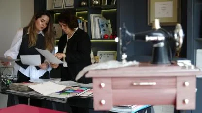 Memurluğu bıraktı, şimdi dünya markalarına gelinlik dikiyor