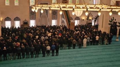 Ramazan’ın İlk Cuması’nda Uzun Mehmet Camii Dolup Taştı: Binlerce Saf Birleşti