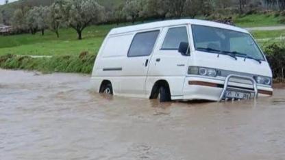 Sağanak ve Fırtına Ayvacık’ı Vurdu! Yol Çöktü, Tarım Arazileri Göle Döndü