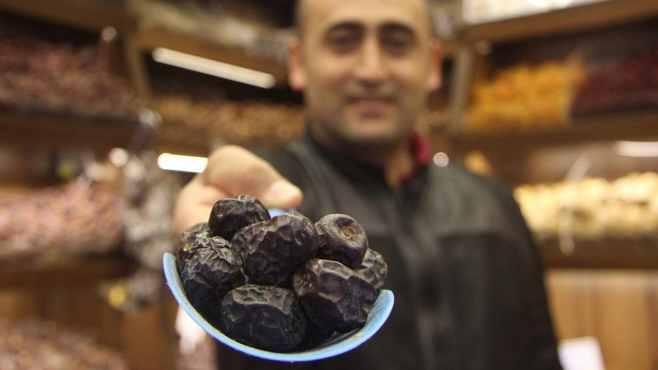Sahte Hurmaya Dikkat! Ramazan Ayının Vazgeçilmezi Hurma Tezgahlardaki Yerini Aldı. Kilosu Ne Kadar? Alırken Nelere Dikkat Etmek Gerekiyor?