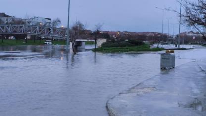 Sarıçay taştı, iş yerlerini su bastı!