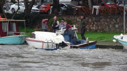 Sarıçay'da balıkçılar tekneleri batmasın diye nöbet bekliyor