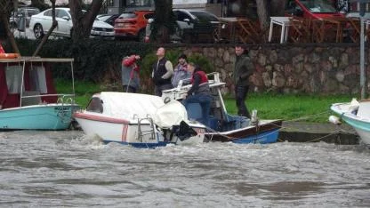 Sarıçay'da balıkçılar tekneleri batmasın diye nöbet bekliyor