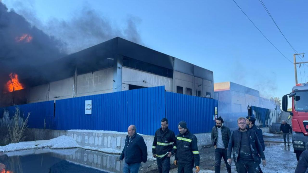 İzmir'de geri dönüşüm fabrikasında yangın
