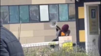 Taksiye Alınmayan Sağlık Çalışanı Sinir Krizi Geçirdi: Taksi Durağının Camlarını ve Ekipmanlarını Parçaladı!