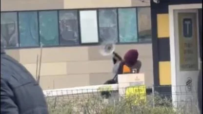 Taksiye Alınmayan Sağlık Çalışanı Sinir Krizi Geçirdi: Taksi Durağının Camlarını ve Ekipmanlarını Parçaladı!