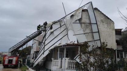 Tekirdağ’da Şiddetli Fırtına: Uçan Çatı Parçaları Yollara Savruldu