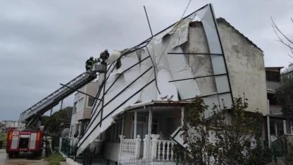 Tekirdağ’da Şiddetli Fırtına: Uçan Çatı Parçaları Yollara Savruldu